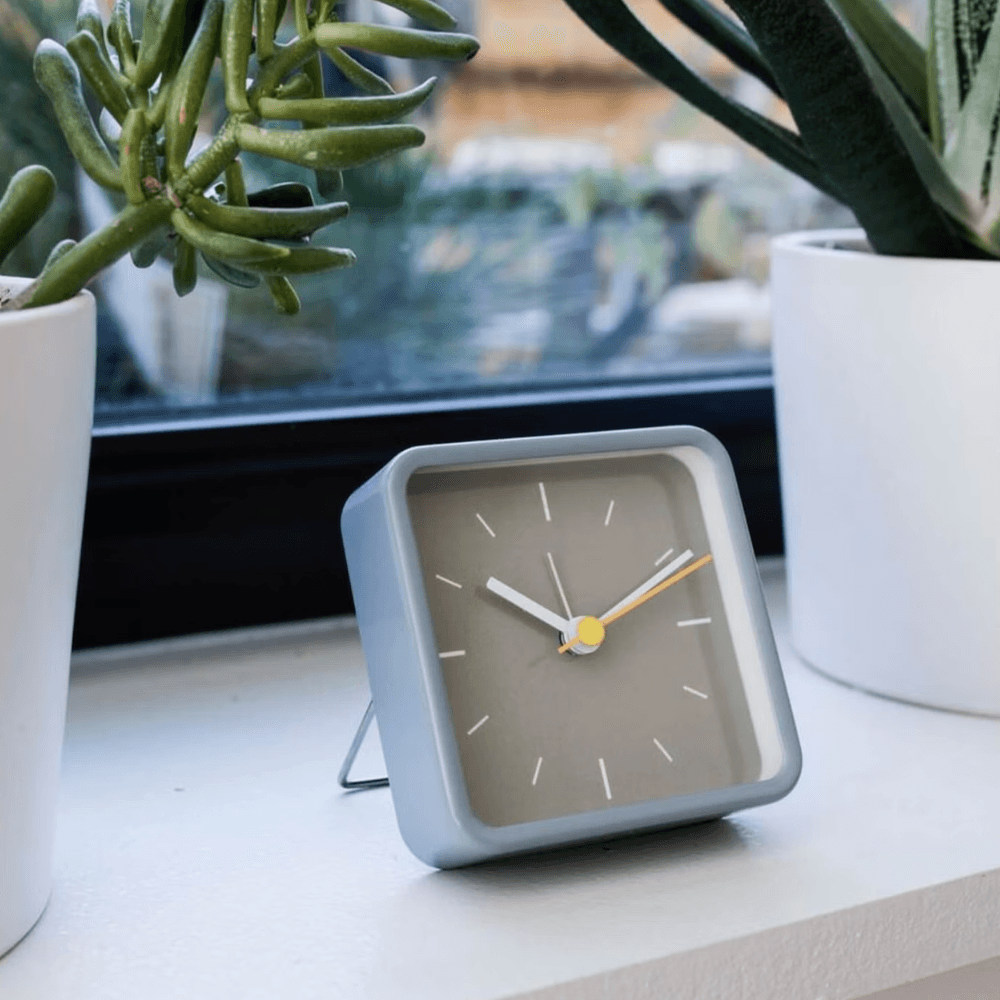 Analogue travel alarm clock