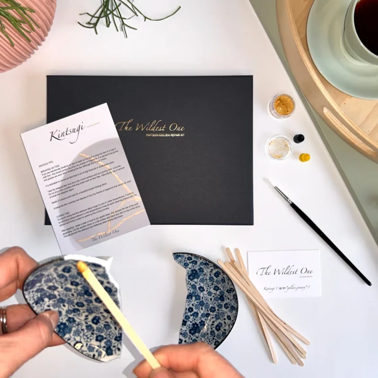 This is a starter kit for the Japanese art of 'Golden Repair' otherwise known as Kintsugi or Kintsukuroi. Kintsugi is the ancient art of golden repair. Rather than masking the flaws of a broken item - Kintsugi embraces flaws and imperfections.